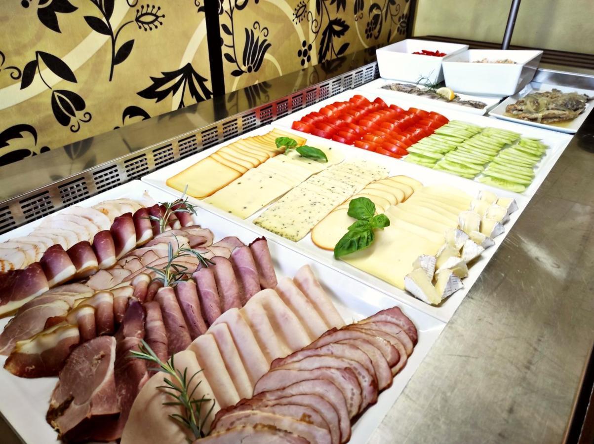 Zlota Jesien Restauracja I Noclegi Nad Jeziorem Kartuzy Luaran gambar