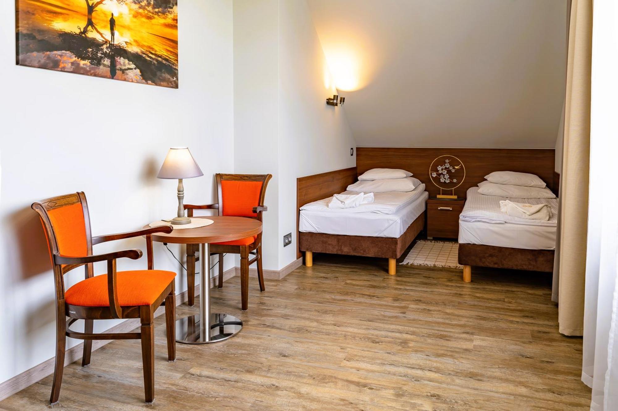 Zlota Jesien Restauracja I Noclegi Nad Jeziorem Kartuzy Luaran gambar