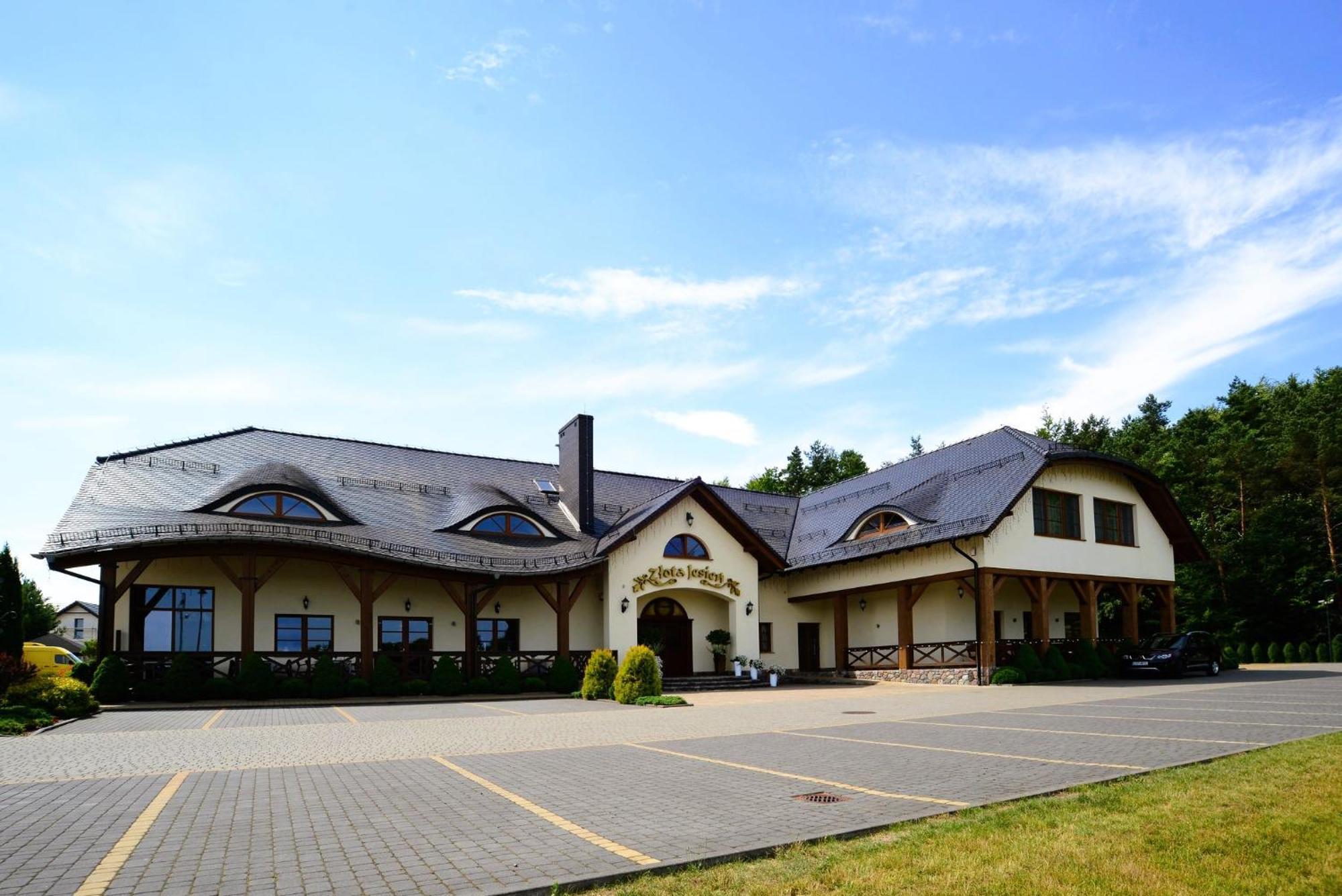 Zlota Jesien Restauracja I Noclegi Nad Jeziorem Kartuzy Luaran gambar